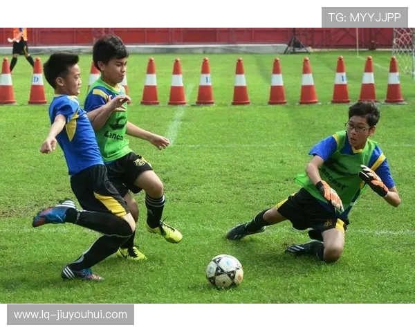 趣味走廊过道足球挑战赛打造校园创意运动新风尚